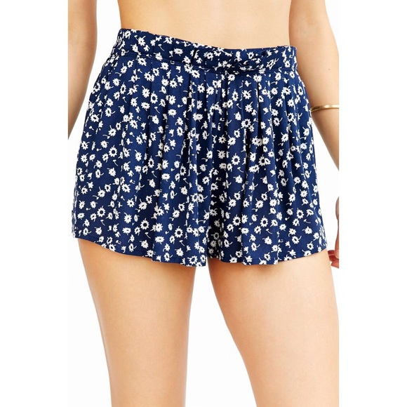 Urban Outfitters Pleated Waist Shorts Floral M - Picture 2 of 13